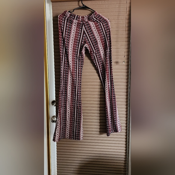 Shosho Women's Flared out bottom Elastic Waist Pants. Size M. Gently Used - Picture 2 of 4